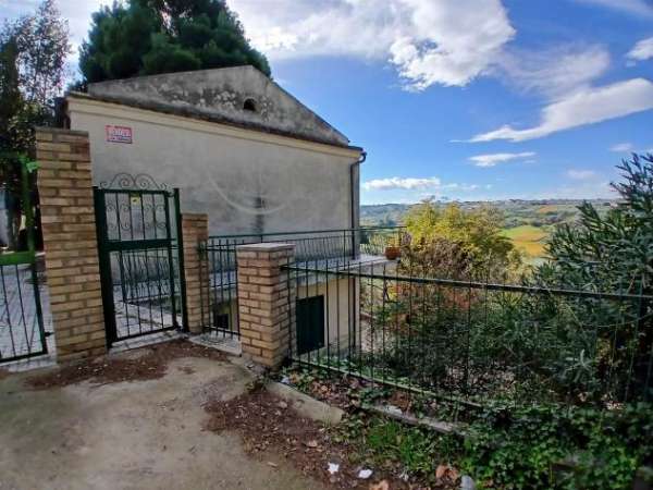 Foto Villino in Vendita in zona VILLA DE NARDIS con giardino